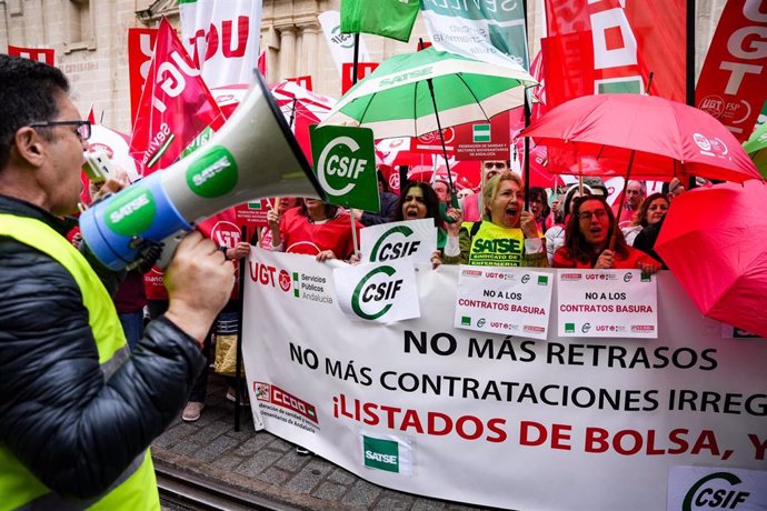 Concentración convocada por los sindicatos CCOO, UGT, CSIF y Satse para exigir la actualización de la bolsa de empleo del Servicio Andaluz de Salud (SAS). A 03 de abril de 2025, en Sevilla (Andalucía, España).