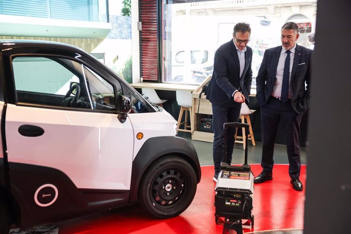 El conseller de Empresa y Trabajo de la Generalitat, Miquel Sàmper, durante la visita.