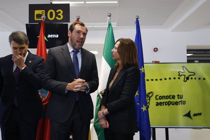 Archivo - El delegado de Gobierno en Andalucía, Pedro Fernández; el ministro de Transportes, Óscar Puente; y la consejera de Fomento, Rocío Díaz, en una imagen de archivo.