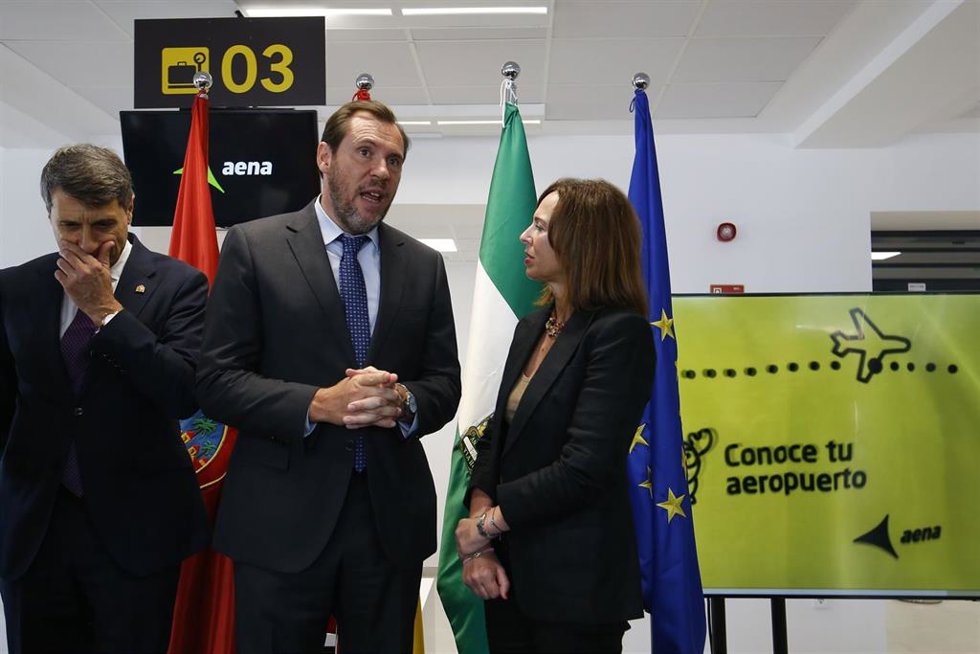 Archivo - El delegado de Gobierno en Andalucía, Pedro Fernández; el ministro de Transportes, Óscar Puente; y la consejera de Fomento, Rocío Díaz, en una imagen de archivo.