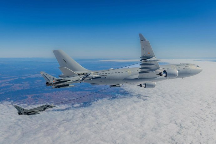 Airbus A330 MRTT abasteciendo combustible durante el vuelo.