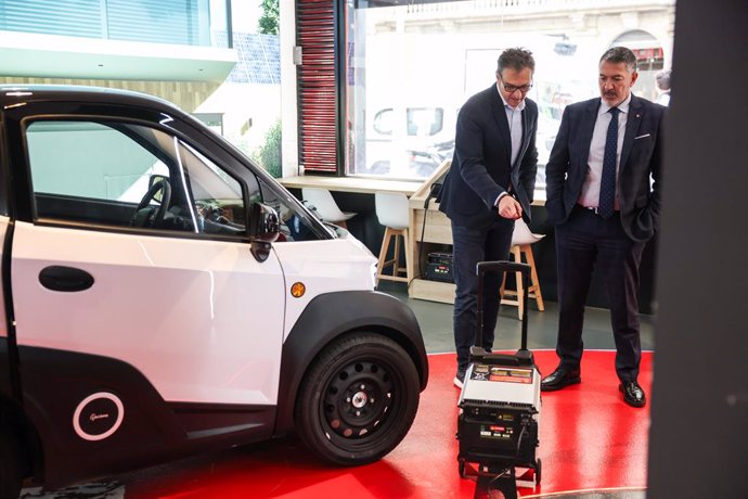 El conseller d'Empresa i Treball de la Generalitat, Miquel Sàmper, durant la visita