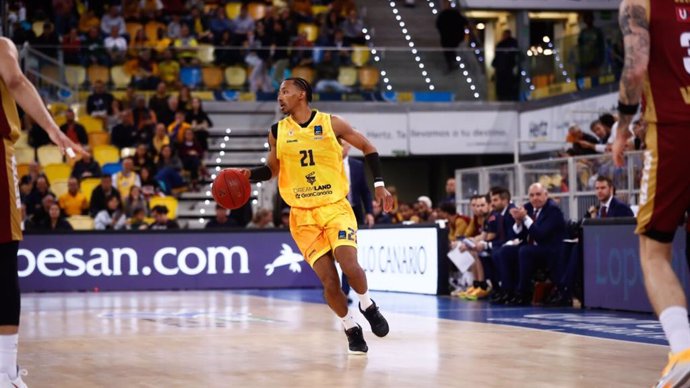 Archivo - El base francés Mehdy Ngouama, en un partido con el Dreamland Gran Canaria.