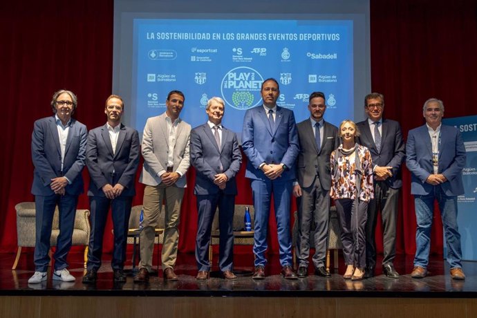El conseller de Deportes de la Generalitat, Berni Álvarez, junto al resto de participantes en el acto.