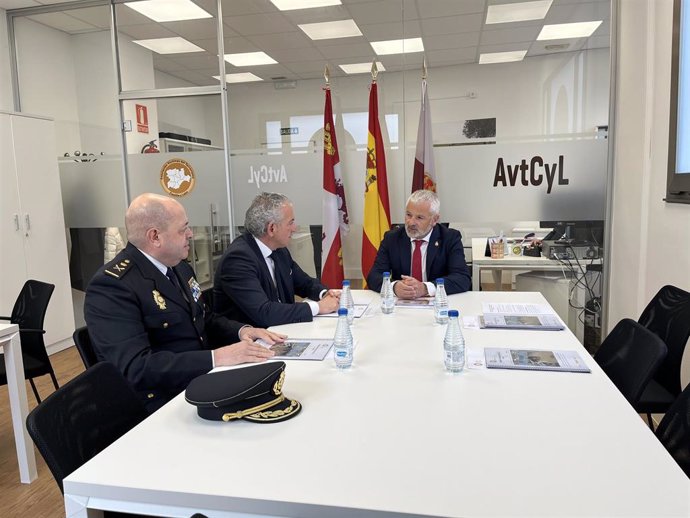 AVTCyL traslada a Sen la necesidad de aplicar a las víctimas del terrorismo medidas de discriminación positiva. De izda a derecha, Juan Carlos Hernández, Nicanor Sen y y Sebastián Nogales.