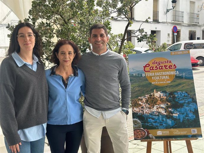 El alcalde de Casares, Juan Villalón, la concejala de Comercio, Ana Umbría, y la representante del CIT Casares, Angelita Fernández, durante la presentación de DegustaCasares, que se celebrará el 26 y 27 de abril.