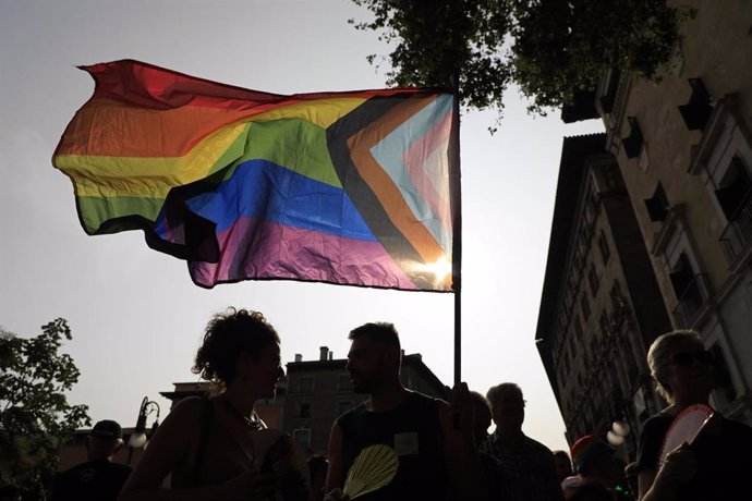 Archivo - Personas en una manifestación del Día del Orgullo en Palma.