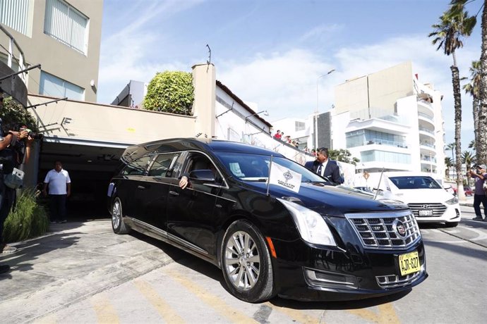El coche fúnebre llega a la residencia de Mario Vargas Llosa, en el distrito de Barranco, para recoger los restos del reconocido escritor peruano, a 14 de abril de 2025, en Lima (Perú).