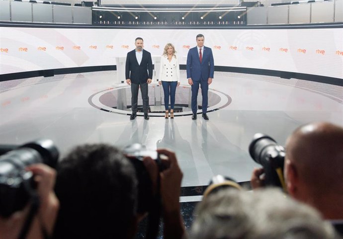 Archivo - (I-D) Los candidatos a la Presidencia, Santiago Abascal (Vox); Yolanda Díaz (Sumar), y Pedro Sánchez (PSOE), antes del debate electoral organizado por RTVE bajo el título ‘23J el debate final’, en el Estudio 6 de Prado del Rey, a 19 de julio de 