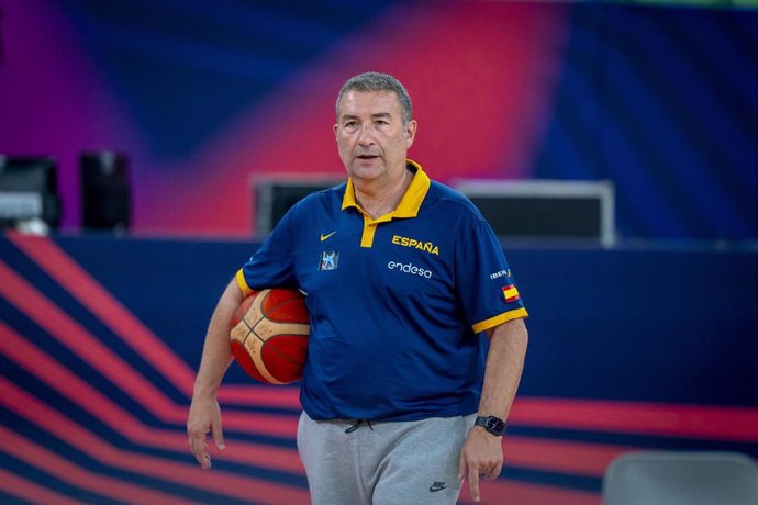Archivo - El seleccionador español femenino de baloncesto, Miguel Méndez, durante un entrenamiento. 