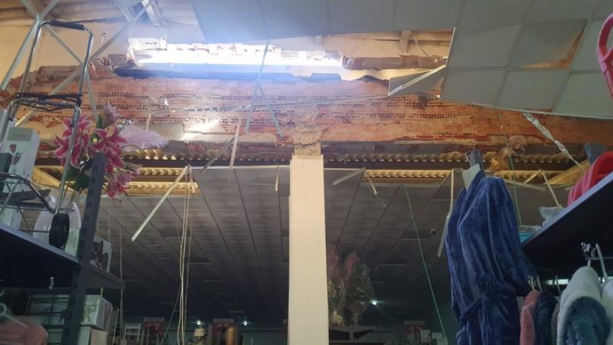 Derrumbe en una nave que albergaba un comercio en Zaratán (Valladolid).