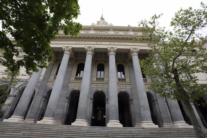 Archivo - Fachada del edificio de la Bolsa de Madrid, a 14 de abril de 2020.