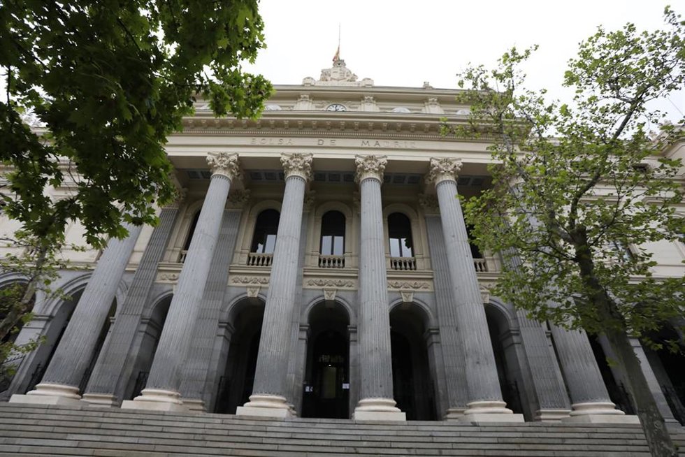 Archivo - Fachada del edificio de la Bolsa de Madrid, a 14 de abril de 2020.
