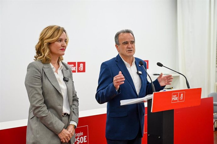 El secretario general del PSOE en Zaragoza, Juan Antonio Sánchez Quero, junto a la secretaria general regional, PIlar Alegría.