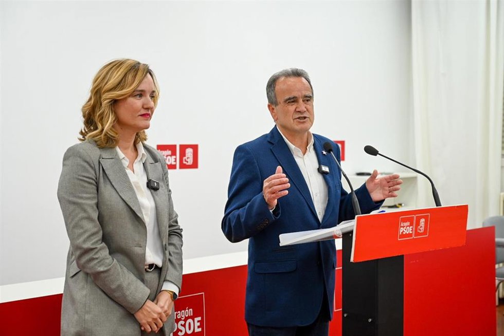 El secretario general del PSOE en Zaragoza, Juan Antonio Sánchez Quero, junto a la secretaria general regional, PIlar Alegría.