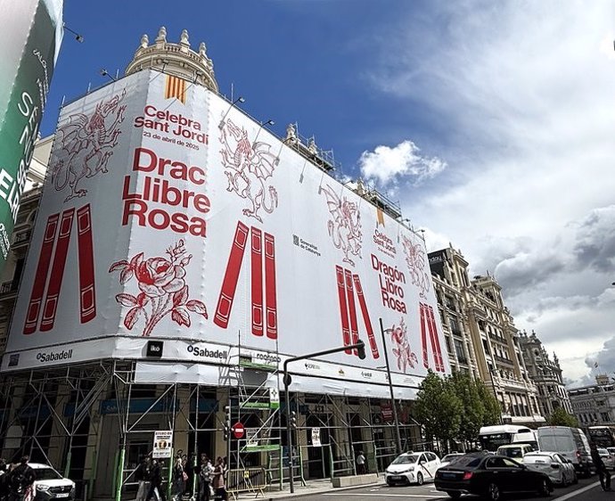 El Govern instala en la Gran Vía de Madrid una lona para celebrar Sant Jordi