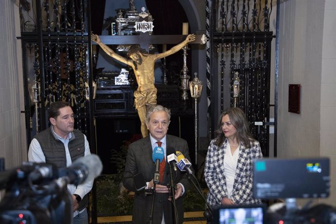 Fuentes interviene durante su visita a la Cofradía del Dulce Nombre de Jesús, en Baena.