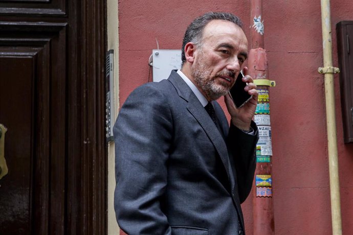 Archivo - El juez del Tribunal Supremo, Manuel Marchena habla por teléfono.