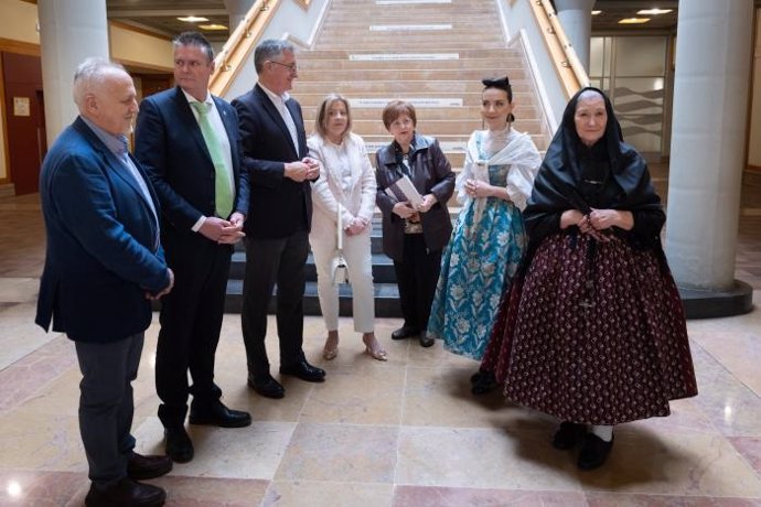 Presentación del Día de la Faldeta de Fraga El consejero de Medio Ambiente y Turismo, Manuel Blasco; el alcalde de Fraga, José Ignacio Gramún; y la concejala de Cultura, María José Barrafón, y mujeres ataviadas con el traje tradicional.