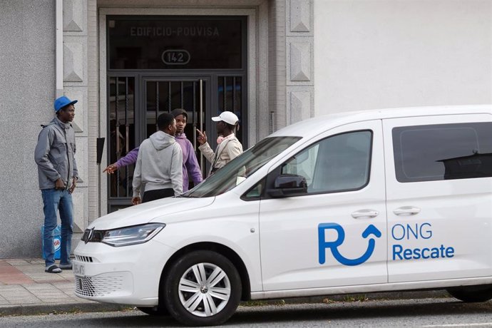 Archivo - Un grupo de migrantes refugiados en el hotel en el que permanecen alojados en protesta por la denegación de sus solicitudes de asilo, a 19 de febrero de 2025, en Monterroso, Lugo