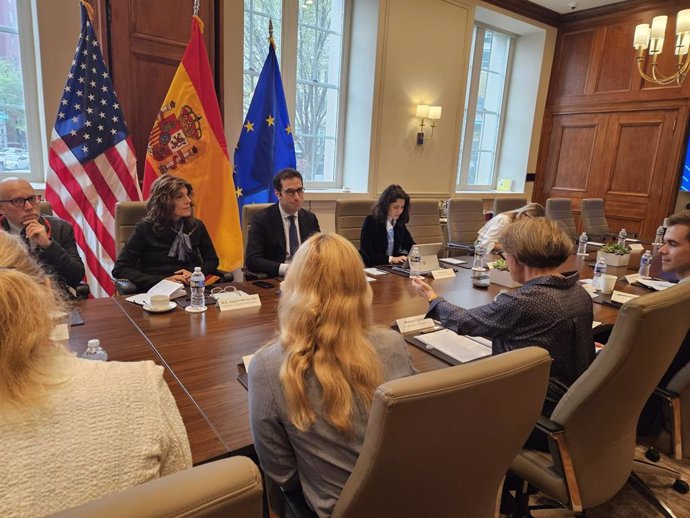 El ministre d'Economia, Comerç i Empresa, Carlos Cuerpo, manté una reunió amb empresaris estadunidenses, en la Cambra de comerç d'Estats Units, a Washington.