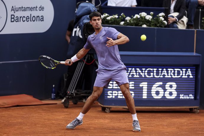 Carlos Alcaraz da Espanha em ação contra Ethan Quinn dos Estados Unidos durante a partida de tênis da primeira rodada do Barcelona Open Banc Sabadell - Conde Godo 2025 Dia 2 no Real Club De Tenis Barcelona em 15 de abril de 2025 em Barcelona, Espanha.