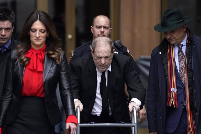 Archivo - FILED - 10 de janeiro de 2020, EUA, Nova York: O produtor de cinema norte-americano Harvey Weinstein sai do Harvey Weinstein depois de participar de uma audiência em seu julgamento de alegação de abuso sexual. Os jurados do julgamento de Harvey 