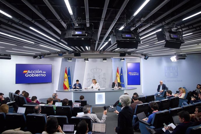 (I-D) El ministro de Derechos Sociales, Consumo y Agenda 2030, Pablo Bustinduy; la ministra de Educación, Formación Profesional y Deportes y Portavoz del Gobierno, Pilar Alegría, y el ministro de Industria y Turismo, Jordi Hereu.