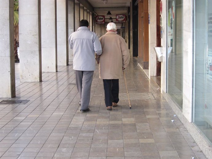 Archivo - Una persona gran en una imatge d'arxiu