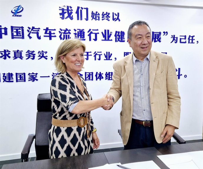 La presidenta de Faconauto, Marta Blazquez, y el presidente de CADA, Shen Jin Jun.