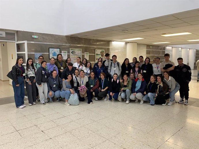 Estudiantes de TCAE en una foto de grupo tras visitar el Hospital de Puerto Real.