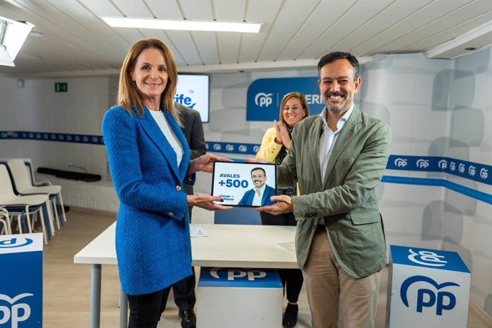 La presidenta del comité organizdor del PP de Tenerife, Luz Reverón, y Lope Afonso, único aspirante a la presidencia