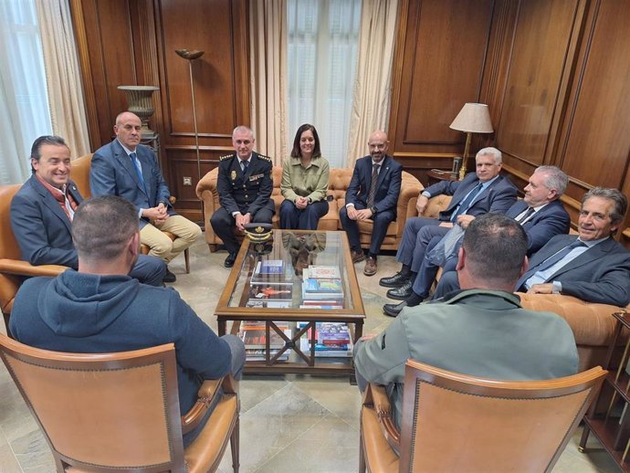 Reunión del subdelegado del Gobierno en Málaga; el hermano mayor de la Cofradía de El Rico; el comisario de Policía Nacional y la directora del Centro de Inserción Social con Salvador y Jesús (de espaldas), presos que serán liberados este miércoles.