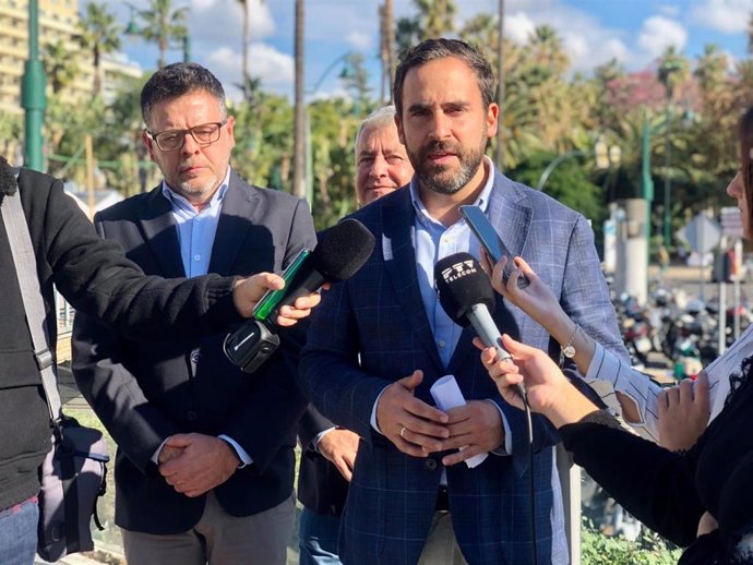 El portavoz del grupo municipal socialista en el Ayuntamiento de Málaga, Daniel Pérez, junto al también edil y responsable de movilidad del PSOE local, Jorge Quero, en una imagen de archivo.