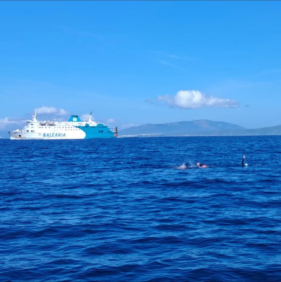El nadador del Máster Torrijos, Mikel Osa, completó el cruce a nado del Estrecho de Gibraltar