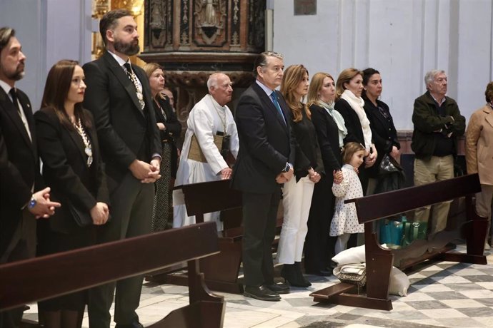 El consejero de la Presidencia, Interior, Diálogo Social y Simplificación Administrativa, Antonio Sanz, en la hermandad del Caído de Cádiz, que no ha procesionado este Martes Santo por la lluvia