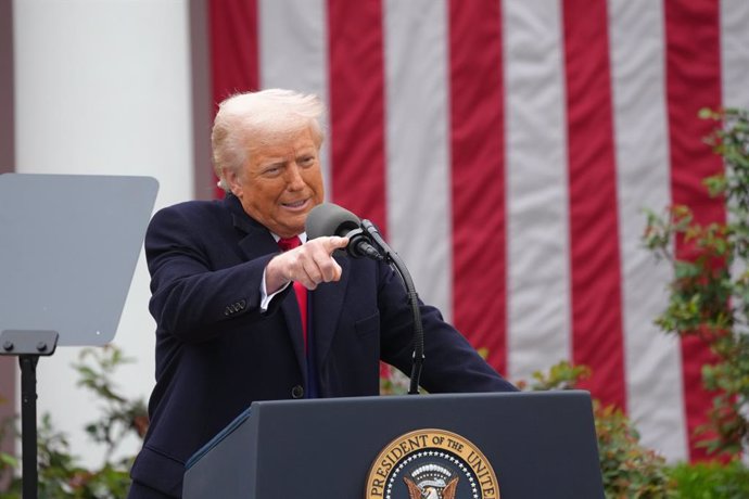 2 de abril de 2025, Washington, Distrito de Colúmbia, EUA: O Presidente DONALD TRUMP assina duas ordens executivas que levarão a tarifas recíprocas contra outros países que cobram tarifas sobre produtos dos EUA. A cerimônia de assinatura foi realizada no 