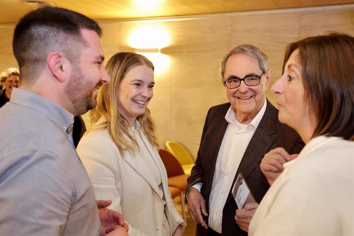 La presidenta del Govern, Marga Prohens, con los autores Gabriel Janer Manila y Maite Salord.