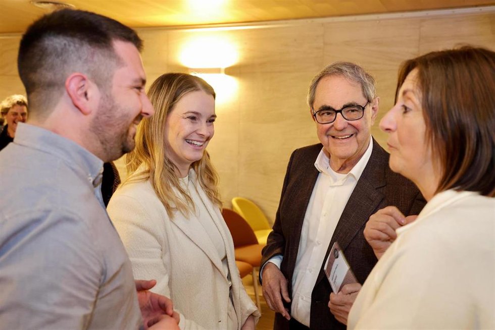 La presidenta del Govern, Marga Prohens, con los autores Gabriel Janer Manila y Maite Salord.