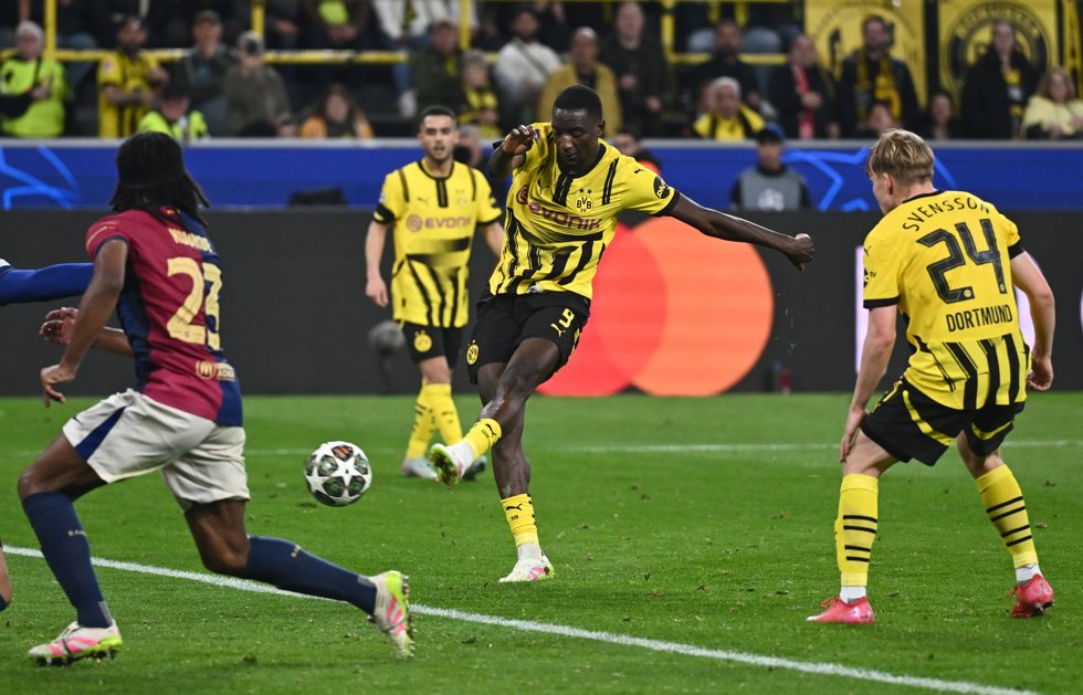 15 April 2025, North Rhine-Westphalia, Dortmund: Dortmund's Serhou Guirassy (C) scores his side's third goal during the UEFA Champions League quarter-final second leg soccer match between Borussia Dortmund and FC Barcelona at the Signal Iduna Park.