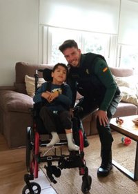 Agentes de la Guardia Civil asisten a un menor que se había atragantado con un tapón en Valdeolmos-Alalpardo