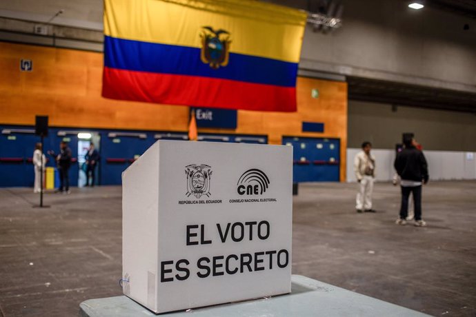 13 de abril de 2025, Madri, Espanha: Uma urna de votação escrita: ''O voto é secreto'' durante a votação para o segundo turno das eleições do Equador no centro de exposições IFEMA. Mais de 73.000 eleitores equatorianos registrados podem exercer seu direit