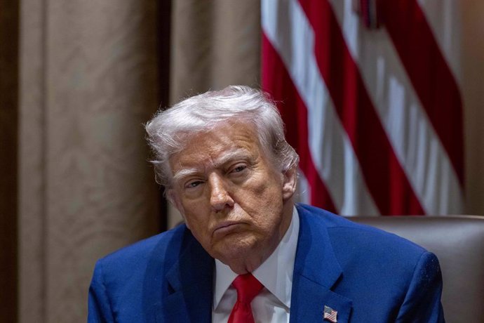10 de abril de 2025, Washington, Distrito de Columbia, EUA: O presidente dos Estados Unidos, Donald J. Trump, ouve comentários durante uma reunião do Gabinete na Sala do Gabinete da Casa Branca em Washington, DC, EUA, em 10 de abril de 2025