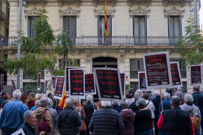 Manifestants demanen el trasllat de la Prefectura de Policia de Via Laietana