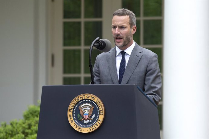 Archivo - 14 de abril de 2020, Washington, Distrito de Columbia, EUA: Adam Boehler, CEO da Corporação Financeira Internacional para o Desenvolvimento dos EUA, faz comentários durante uma coletiva de imprensa no Rose Garden da Casa Branca em Washington D.C