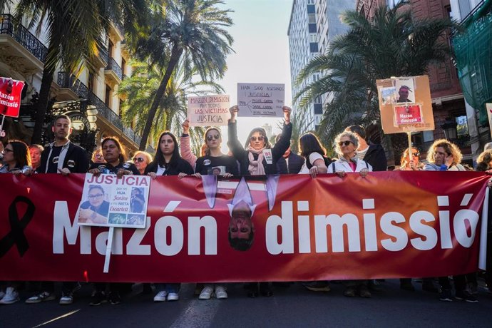 Decenas de personas durante la sexta manifestación ciudadana con el lema 'Mazón dimissió', en la Plaza del Ayuntamiento de València, a 29 de marzo de 2025.