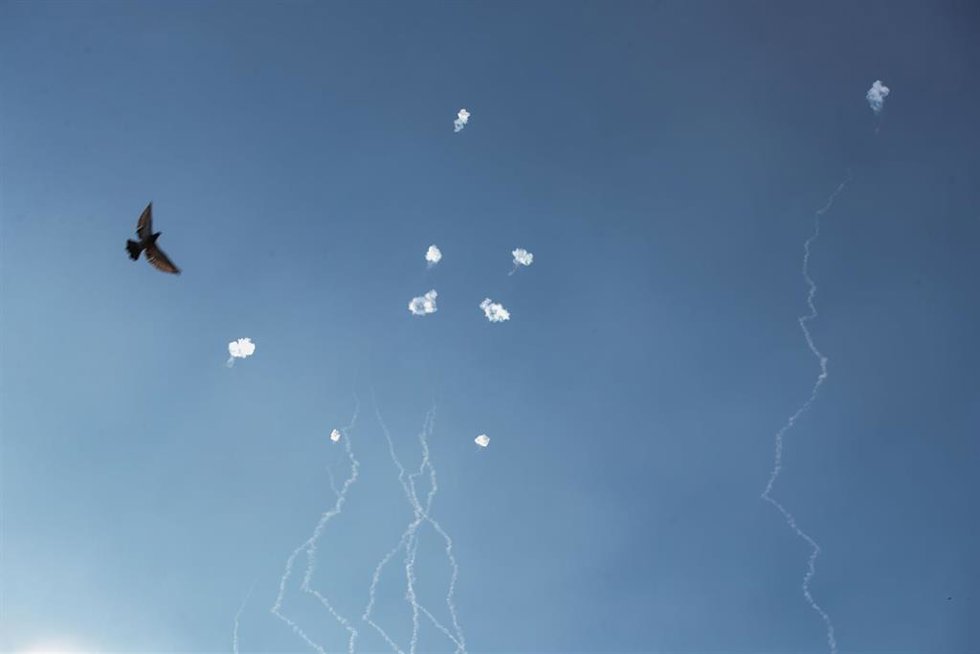 Archivo - Imagen de archivo de misiles palestinos interceptados por el sistema de defensa aérea israelí