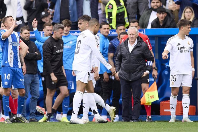 Kylian Mbappé en el momento de ser expulsado en el Alavés-Real Madrid de LaLiga EA Sports 24-25