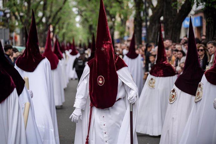 Nazarenos de la Hermandad del Cerro del Águila que hace estación de penitencia este Martes Santo. Imagen de archivo. 
