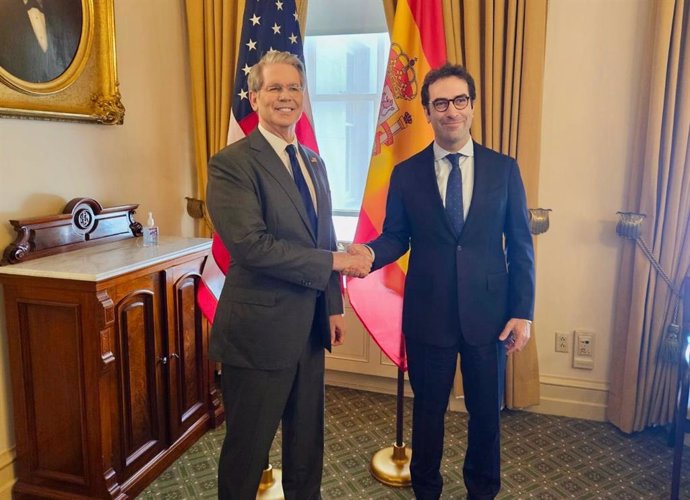 El ministro de Economía, Comercio y Empresa, Carlos Cuerpo (d), durante su reunión con el secretario del Tesoro de Estados Unidos, Scott Bessent (i), a 15 de abril de 2025, en Washington (Estados Unidos).